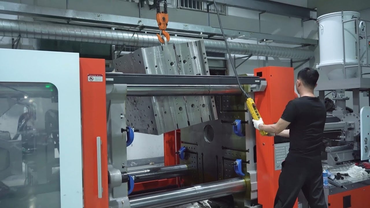 Advanced injection molding machine for stable production and consistent processing conditions