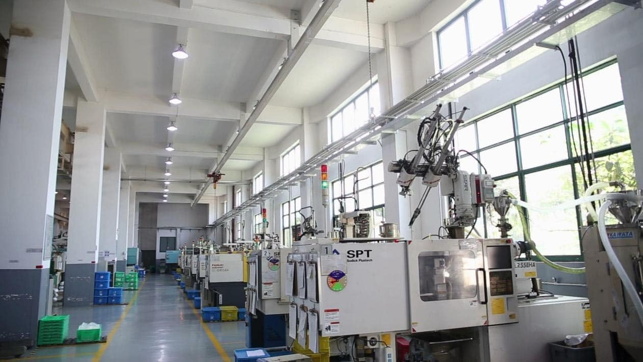 Rapzo injection molding production line with modern equipment and controlled manufacturing environment